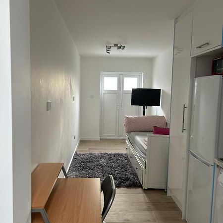 Lovely En-Suite Studio With Kitchen And Free Parking With Walking Distance To Tube Station And Short Train Ride To Central London!! Northwood (Greater London) Exterior foto