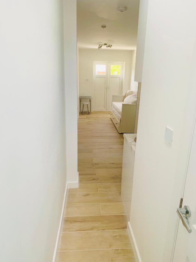Lovely En-Suite Studio With Kitchen And Free Parking With Walking Distance To Tube Station And Short Train Ride To Central London!! Northwood (Greater London) Exterior foto